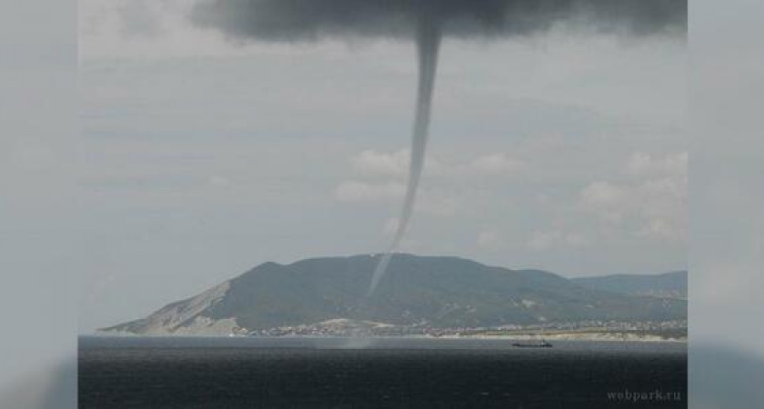 За один день в Новороссийске появились девять смерчей: один из них вышел на сушу