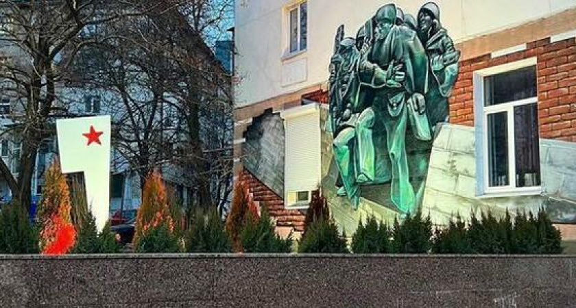 Рядом со «спасённым» обелиском в Новороссийске дорисовали военное граффити