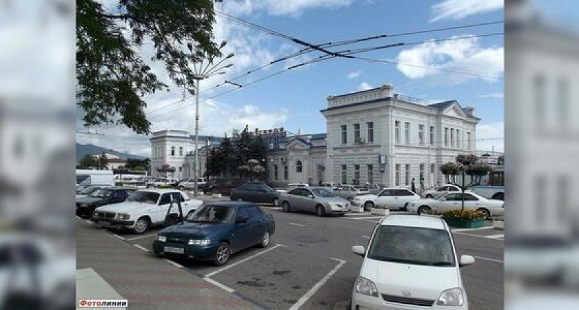 Таксист из Новороссийска высадил приезжих из машины прямо на трассе: водитель не захотел везти пассажиров к месту назначения