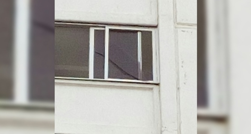 «Пробило насквозь крышу машине»: житель Новороссийска снял на видео, как в многоэтажке над головами людей опасно висит кусок стекла