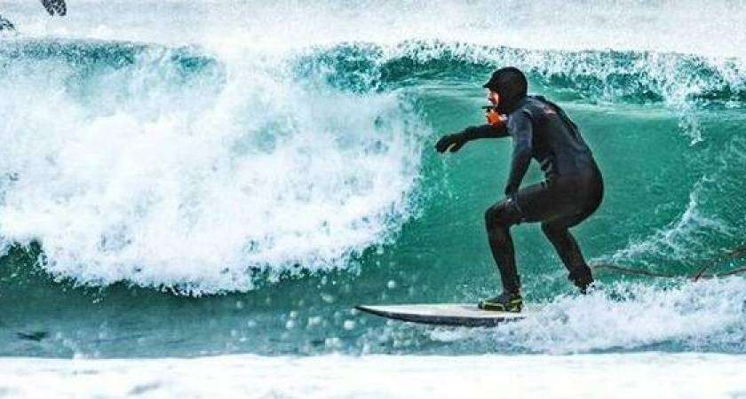 Кубанские серфингисты покоряли море в снегопад