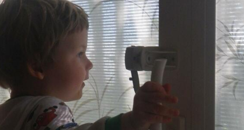 Только синяки и ссадины: в Новороссийске двухлетняя девочка выпала из окна пятого этажа и чудом осталась жива