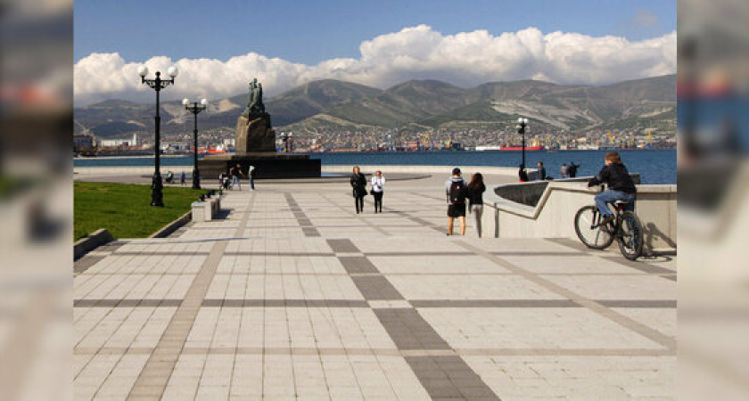 «Шлейф тянется до “Нептуна“»: новороссийцев смутил резкий запах навоза на набережной