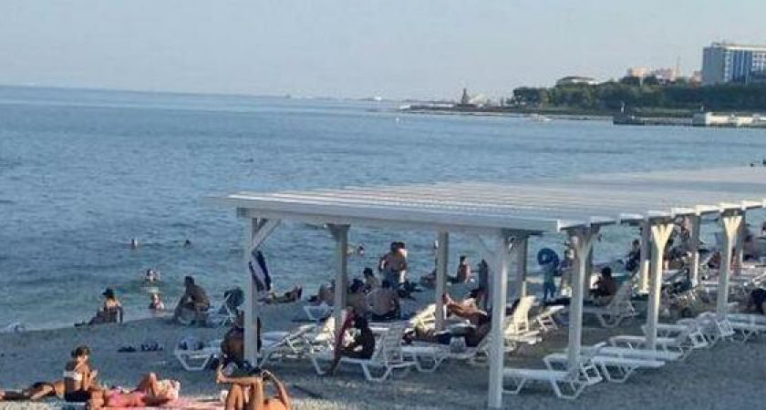 "А нам все равно!": Роспотребнадзор запретил купаться в море, но пляжи Новороссийска полны отдыхающих