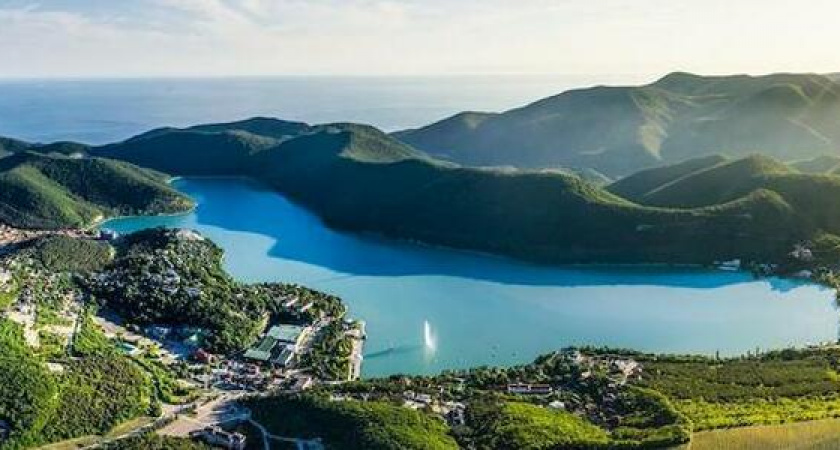 АО «Корпорация Туризм.РФ» и ПАО «Абрау-Дюрсо» подписали корпоративный договор о развитии уникального курорта на берегу озера Абрау