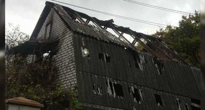 «Вдруг погас свет»: у многодетной семьи из Новороссийска сгорел дом