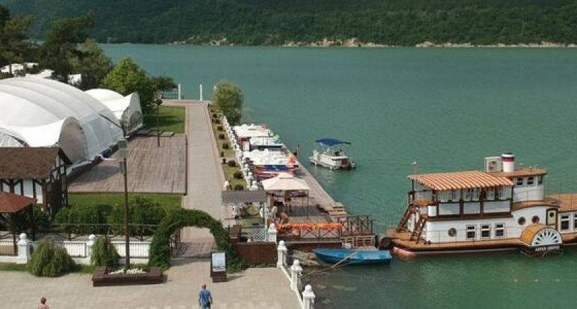 Набережную у озера Абрау ждет реконструкция. Здесь расширят зону для пешеходов и установят новые лавочки и освещение