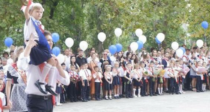 Белые банты и красивые букеты: в Новороссийске прошли торжественные линейки