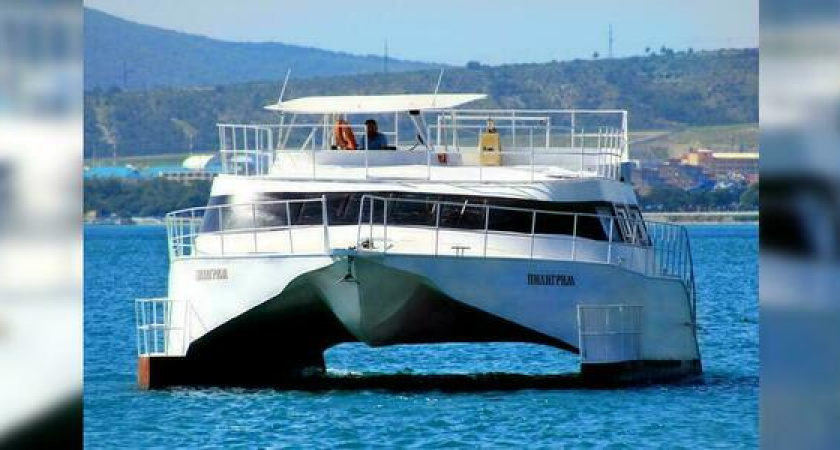 Дискотека, рыбалка и барбекю: как организовать незабываемый праздник на большом двухпалубном катамаране «Пилигрим»