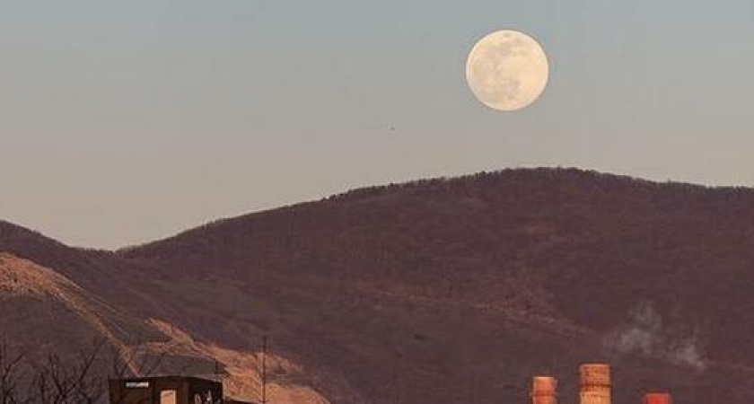 Новороссиец выложил в Сеть фото редкого "розового" суперлуния