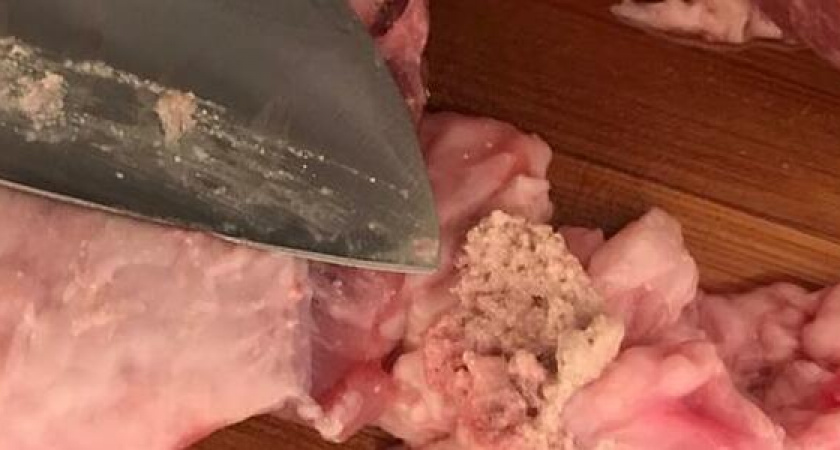 «Что это может быть?»: жительница Новороссийска обнаружила в мясе из супермаркета капсулу с творожистой массой