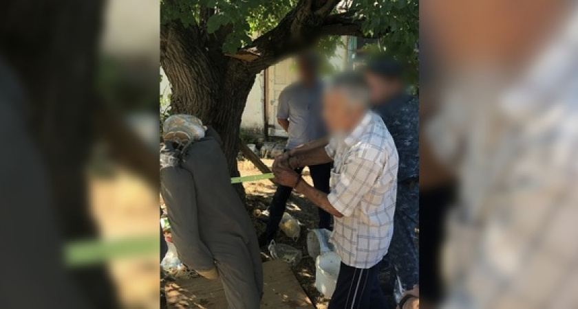 Новороссиец зарезал сожительницу за оскорбление: кадры со следственного эксперимента