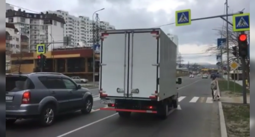 На улице Видова в Новороссийске заработал новый светофор