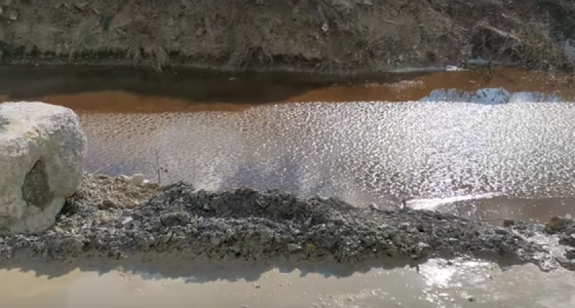 «Воды со свалки активно подпитываю речку, которая впадает в море». Новороссийцы пригласили блогера Александра Сафронова, чтобы достучаться до властей