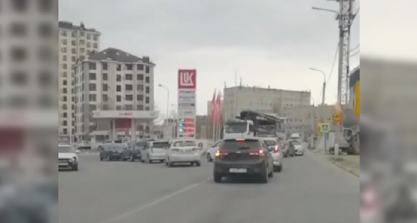 После объявления карантина жители Новороссийска стали штурмовать заправки (видео)