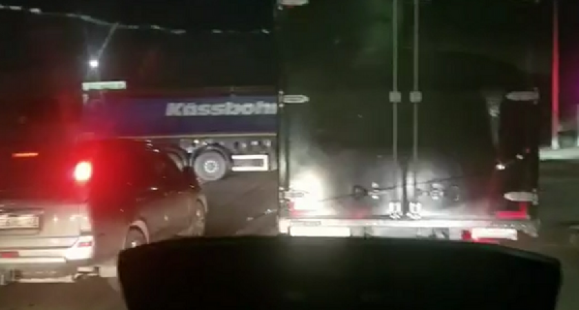 Въезд в Новороссийск перекрыли фурами (видео очевидцев)