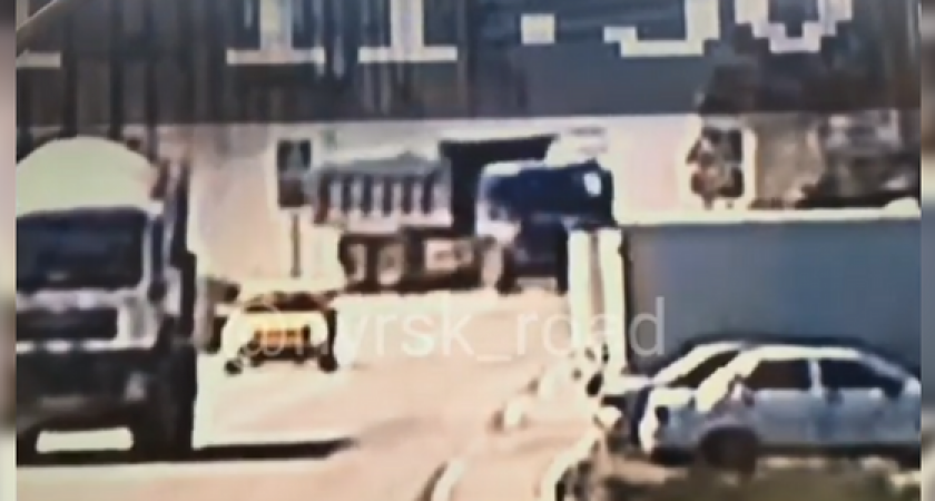 Момент ДТП, в котором грузовик влетел в жилой дом в Новороссийске, попал на видео