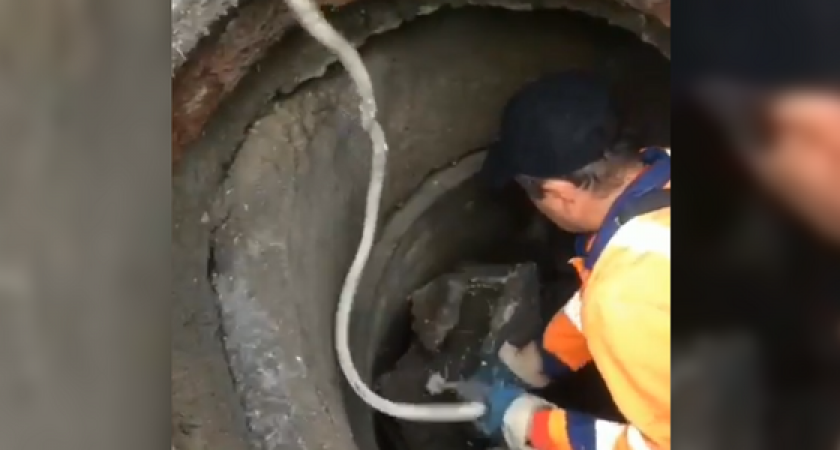 Неизвестные выбросили в канализацию бордюры и трубы, из-за чего один из дворов Новороссийска едва не утонул в стоках