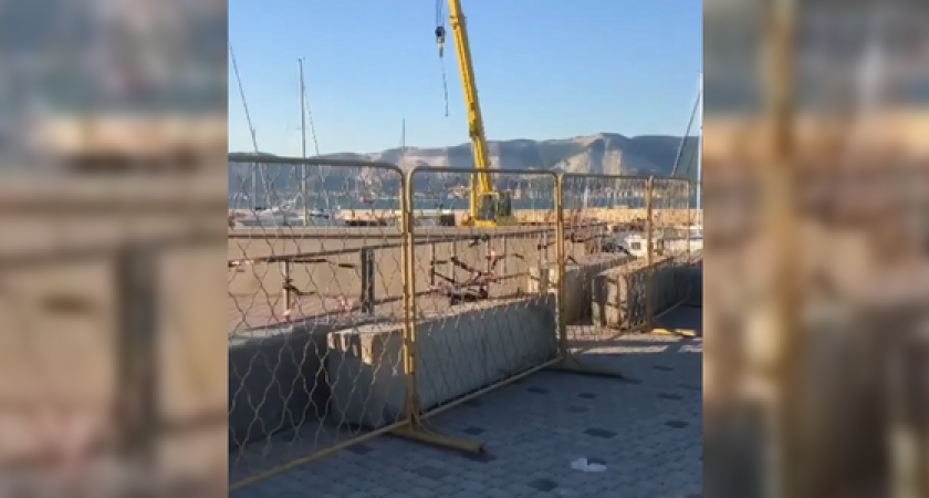 Входы на новороссийскую набережную забаррикадировали забором и бетонными блоками