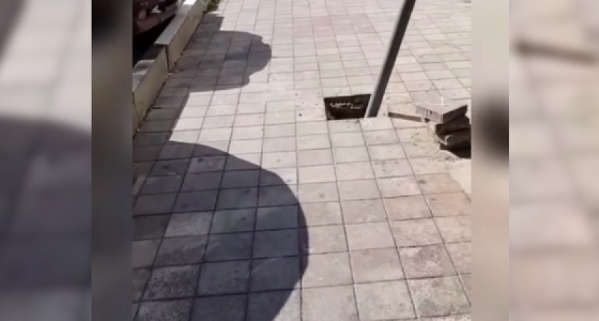 «Кто инженер? Он вообще в своем уме!?». Жители Новороссийска сняли на видео, как посреди тротуара устанавливают опоры для дорожных знаков