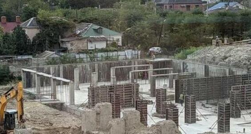 На месте снесенного драмтеатра в Новороссийске возводят второе офисное здание