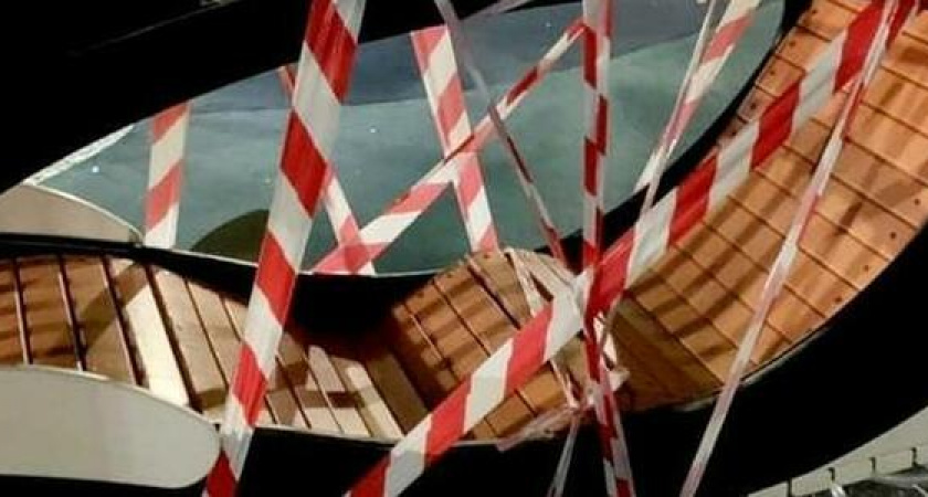 Теперь и взрослые ломают детскую площадку на набережной Новороссийска