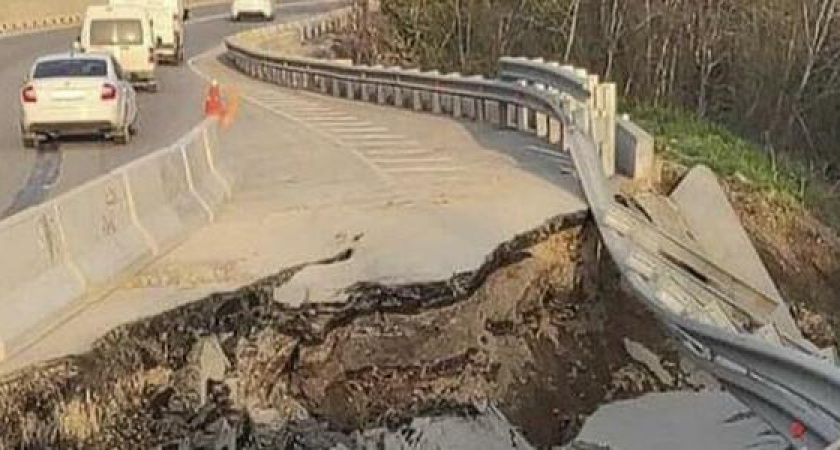 Под Геленджиком на трассу сошел оползень