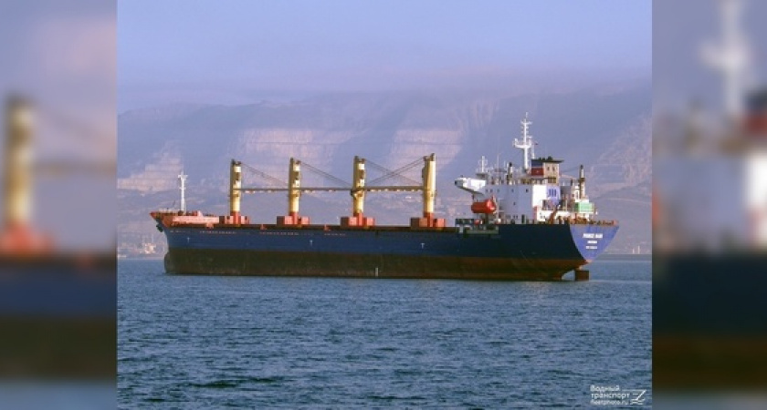 В Новороссийске теплоход сорвался с якоря и навалился на другое судно