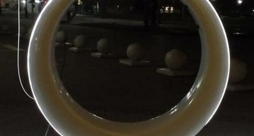 В Новороссийске на морвокзале завершилась установка световых качелей