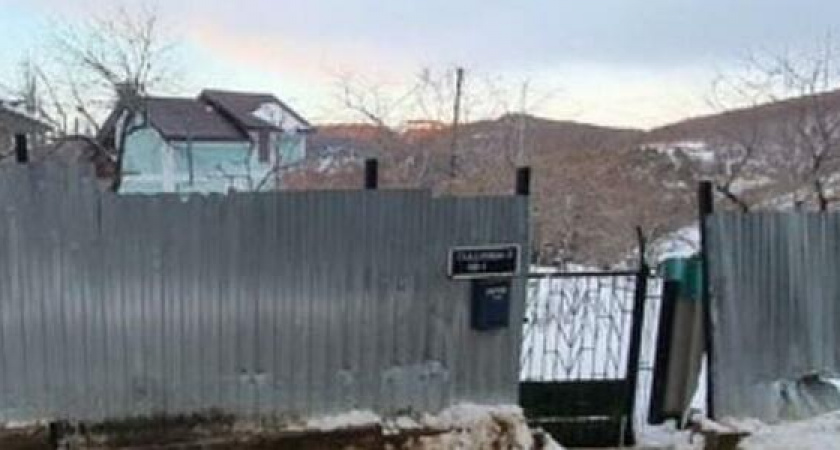 В Абрау-Дюрсо снегоуборщик повредил забор пенсионера