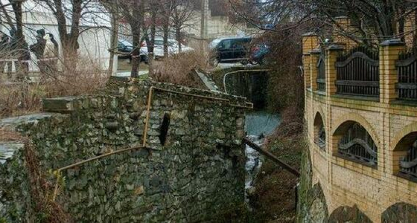 В Мысхако из-за разрушения подпорной стены могут возникнуть проблемы с электро и газоснабжением района