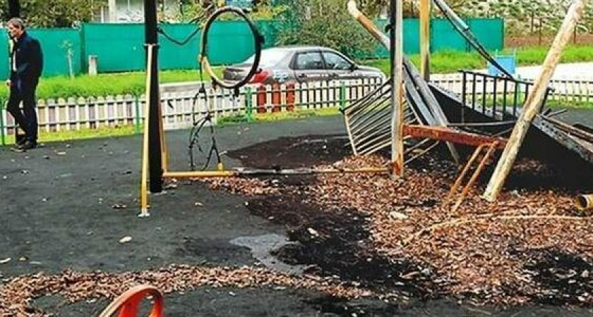Жители Абрау-Дюрсо два года ждали, когда восстановят сгоревшую  детскую площадку