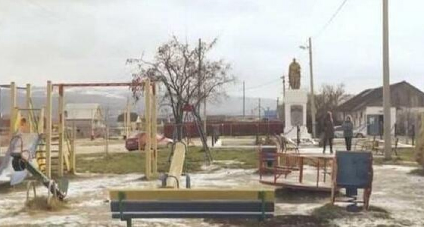 Новороссийцы собрали около 300 подписей за перенос детской площадки подальше от братской могилы