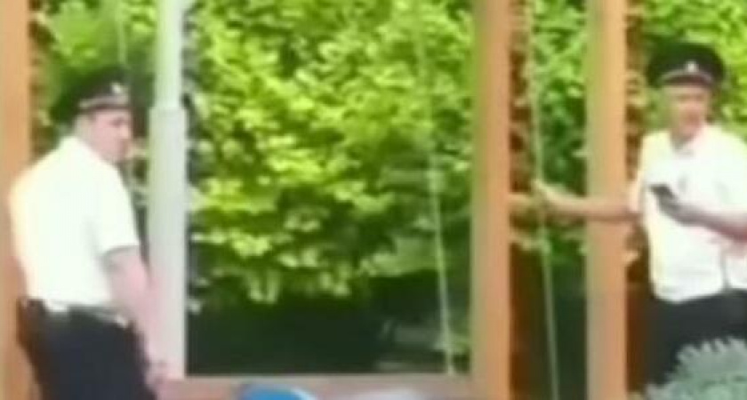 В ожидании каталажки: анапские полицейские мило качают нарушителя на качелях (видео)