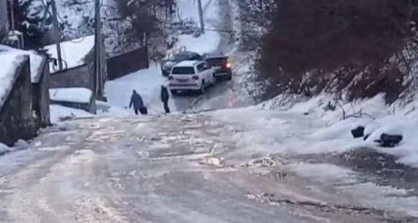 "Конечно, тут же ливневка течет!": в Новороссийске на улице Адмиралтейской прямо на дороге образовался каток