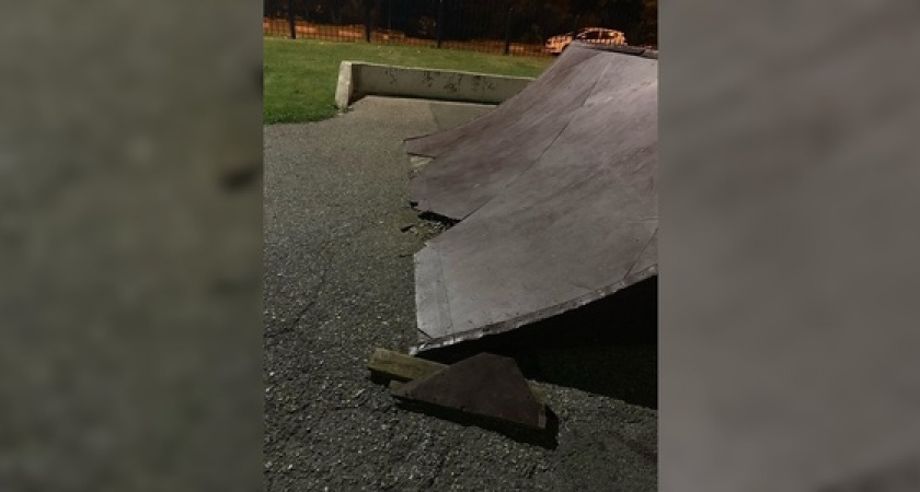 Торчащие железные элементы и дыры в настиле: власти признали состояние скейт-парка на набережной Новороссийска удовлетворительным