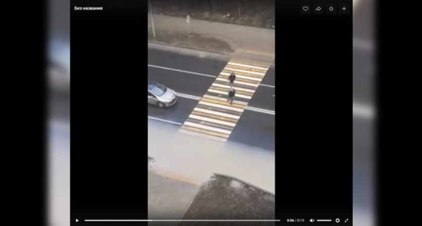 Дорога ушла под воду. Новороссийцы сняли видео, как люди пытаются перейти одну из улиц в дождь