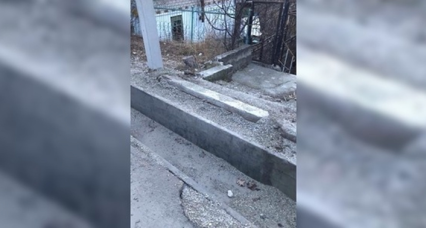 В пригороде Новороссийска людям приходится преодолевать полосу препятствий, чтобы попасть домой