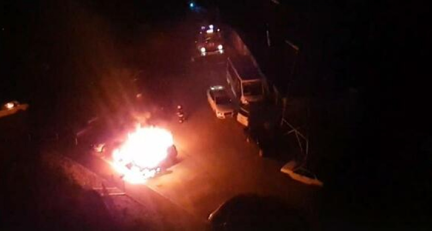 Жители Новороссийска сняли на видео полыхающий в спальном районе автомобиль
