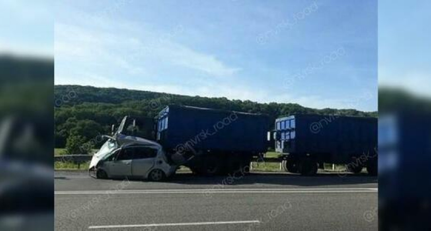 В страшном ДТП под Новороссийском погибли двое человек: кадры жуткой аварии выставили в сеть очевидцы