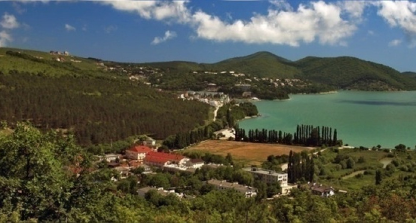 Экологи обеспокоены состоянием озера Абрау: в водоеме под Новороссийском погибает рыба и исчезли раки