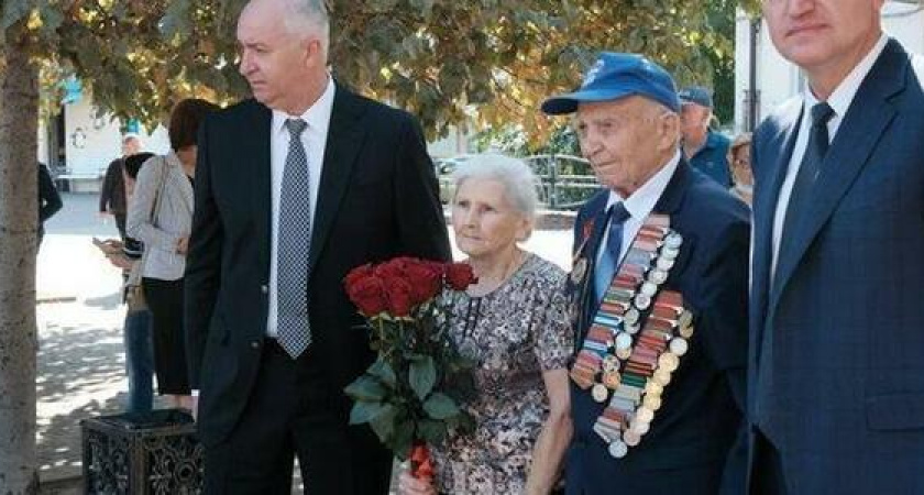 Глава города Игорь Дяченко и гендиректор АО «Черномортранснефть» Александр Зленко поздравили ветеранов ВОВ с Днем освобождения Новороссийска