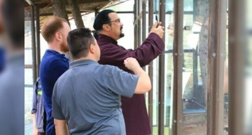 Обещал вернуться: геленджикский «Сафари-парк» посетил Стивен Сигал