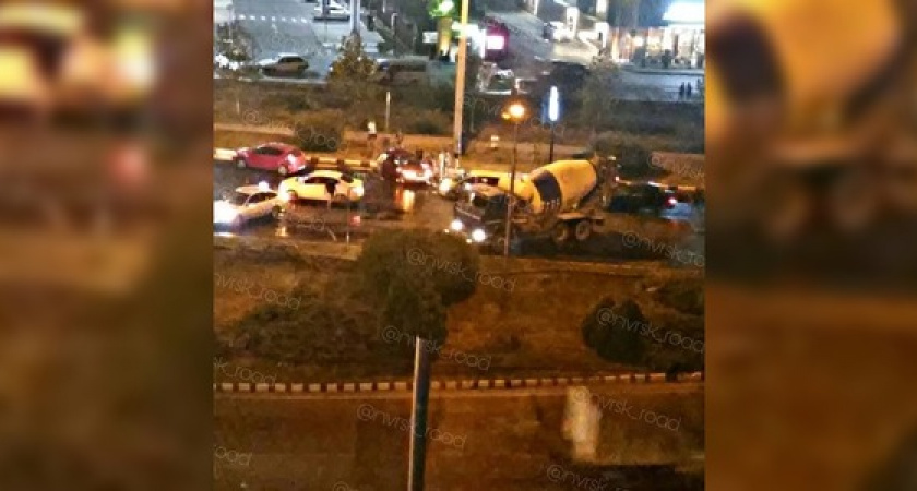 На развязке в 13 микрорайоне Новороссийска столкнулись легковушка и бетономешалка