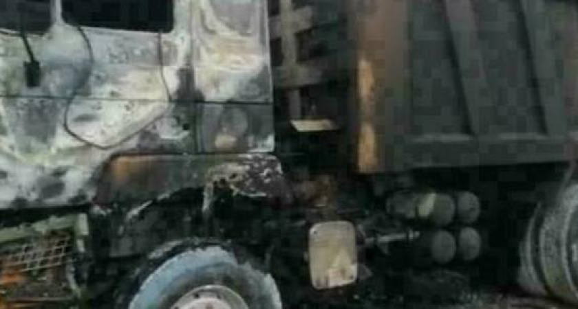 В Новороссийске сегодня утром сгорели пять грузовых автомобилей. Фото с места происшествия