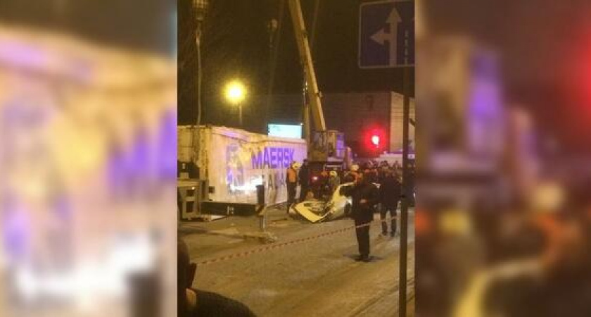 «Тело девушки извлекали несколько часов»: в центре Новороссийска контейнер раздавил легковой автомобиль