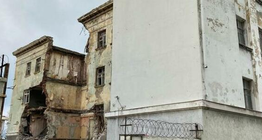 На набережной Новороссийска сносят старое здание у «Катера» (репортаж НАШЕЙ)