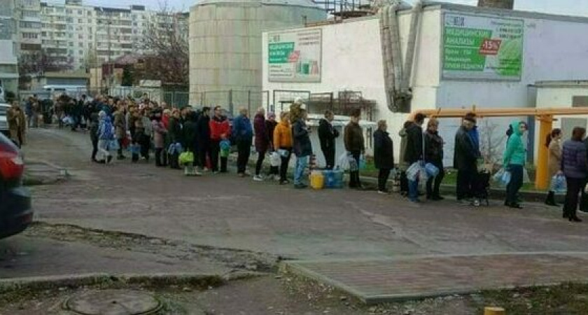 «13 микрорайон. Жесть просто!» Фото, как новороссийцы выстроились в огромную очередь за водой, обсуждают в сети