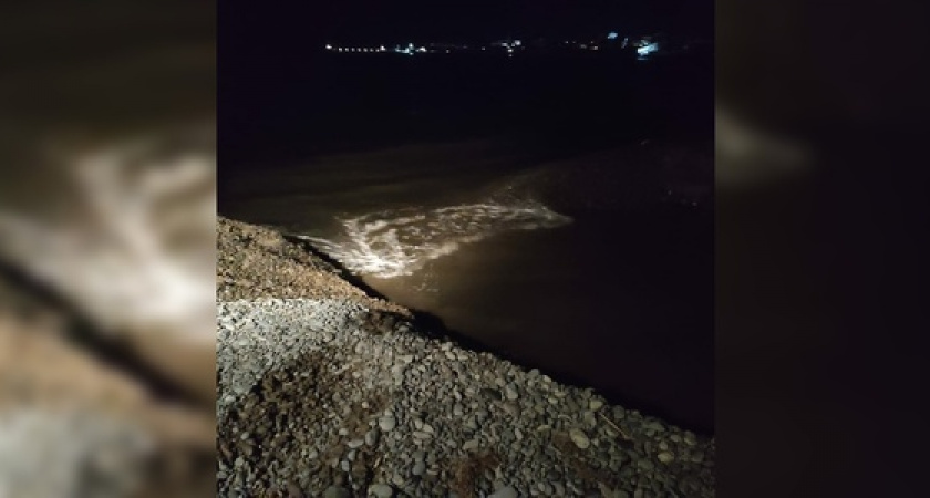 Власти Новороссийска открыли проран, соединяющий озеро Соленое и море (и взяли вопрос на «жесткий контроль»). UPD: он снова закрыт