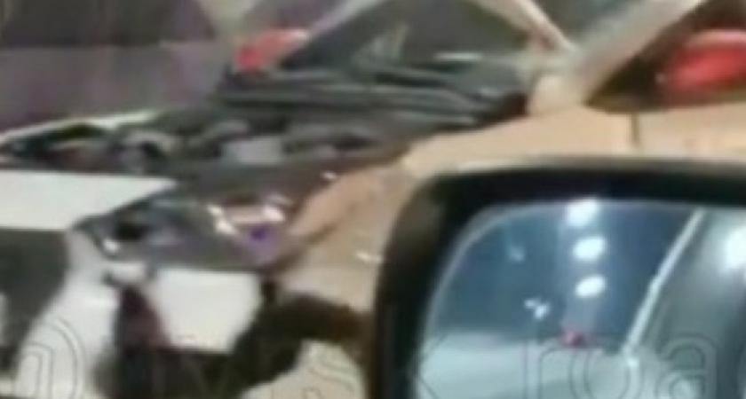 Ночью в центре Новороссийска ВАЗ врезался в такси